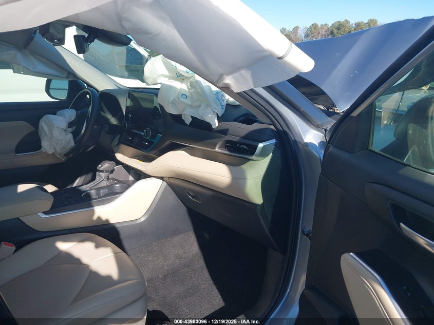 2024 Toyota Highlander VIN 5TDKDRAHXRS530959 IAAI salvage auction — FRONT END, Salvage (North Carolina), sold $9,000 on 2026-07-15 (photo 5)