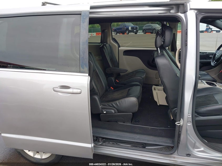 2019 Dodge Caravan VIN 2C4RDGCG9KR660589 IAAI salvage auction — REAR END, Salvage Title, sold $125 on 2026-07-21 (photo 8)