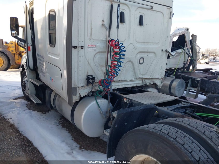 2021 Freightliner New cascadia 126 VIN 3AKJHHDR1MSMM0282 IAAI salvage auction — FRONT END, Salvage (Oklahoma), sold $7,500 on 2026-08-06 (photo 3)