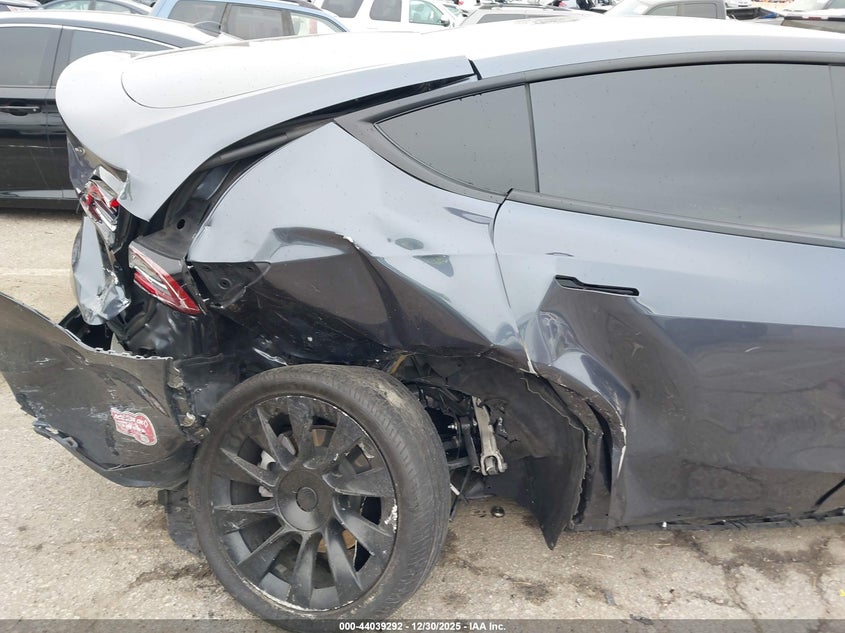 2023 Tesla Model y VIN 7SAYGDEE9PF960362 IAAI salvage auction — RIGHT SIDE, Salvage (California), sold $12,450 on 2026-09-03 (photo 6)