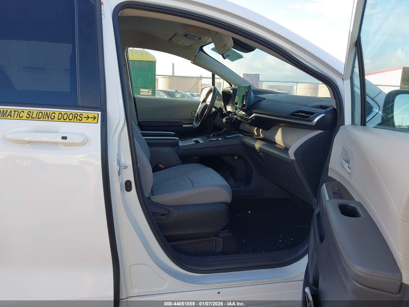 2022 Toyota Sienna VIN 5TDKRKEC5NS076783 IAAI salvage auction — REAR END, Salvage (Hawaii), sold $3,150 on 2026-07-21 (photo 5)