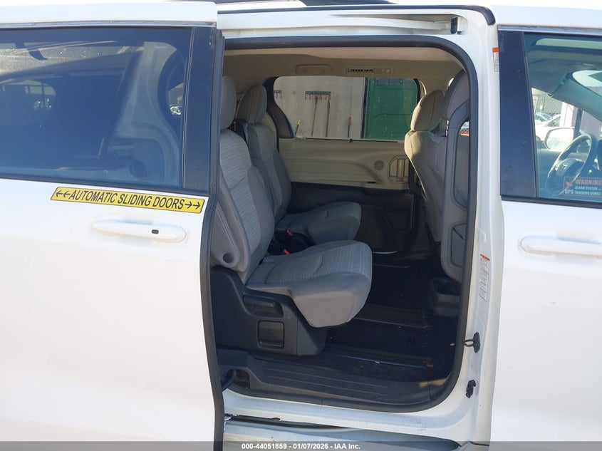 2022 Toyota Sienna VIN 5TDKRKEC5NS076783 IAAI salvage auction — REAR END, Salvage (Hawaii), sold $3,150 on 2026-07-21 (photo 8)