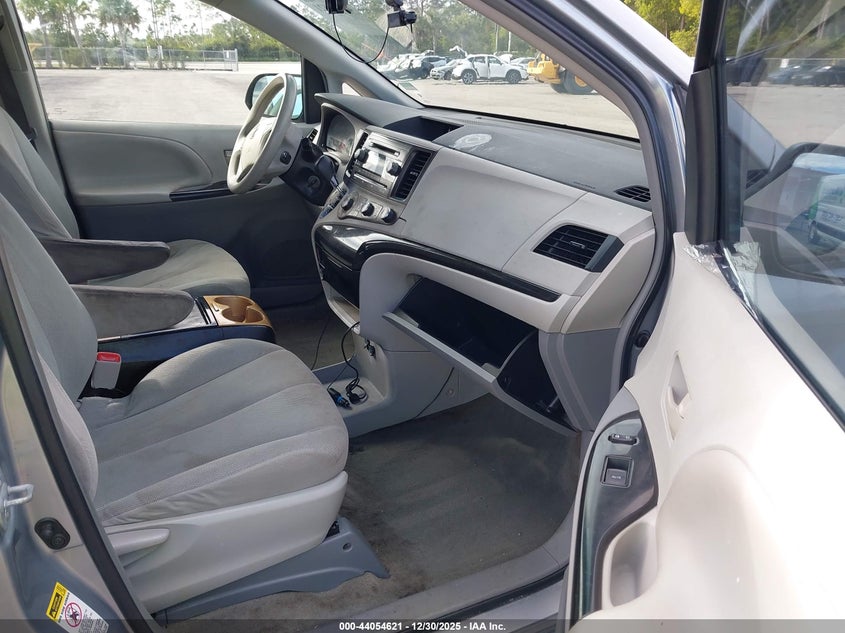 2011 Toyota Sienna VIN 5TDKA3DCXBS008831 IAAI salvage auction — UNKNOWN, Rebuildable (Florida), sold $600 on 2026-07-06 (photo 5)