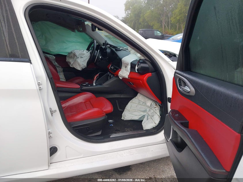 2019 Alfa romeo Giulia VIN ZARFAMBNXK7603478 IAAI salvage auction — FRONT END, Salvage Title, sold $1,900 on 2026-07-20 (photo 5)