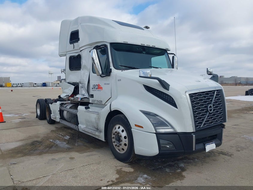 2023 Volvo VIN 4V4NC9EH0PN620610 — IAAI salvage auction photo