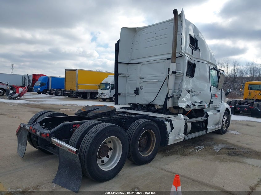 2023 Volvo VIN 4V4NC9EH0PN620610 IAAI salvage auction — RIGHT SIDE, Salvage Title, sold $20,600 on 2026-09-16 (photo 4)