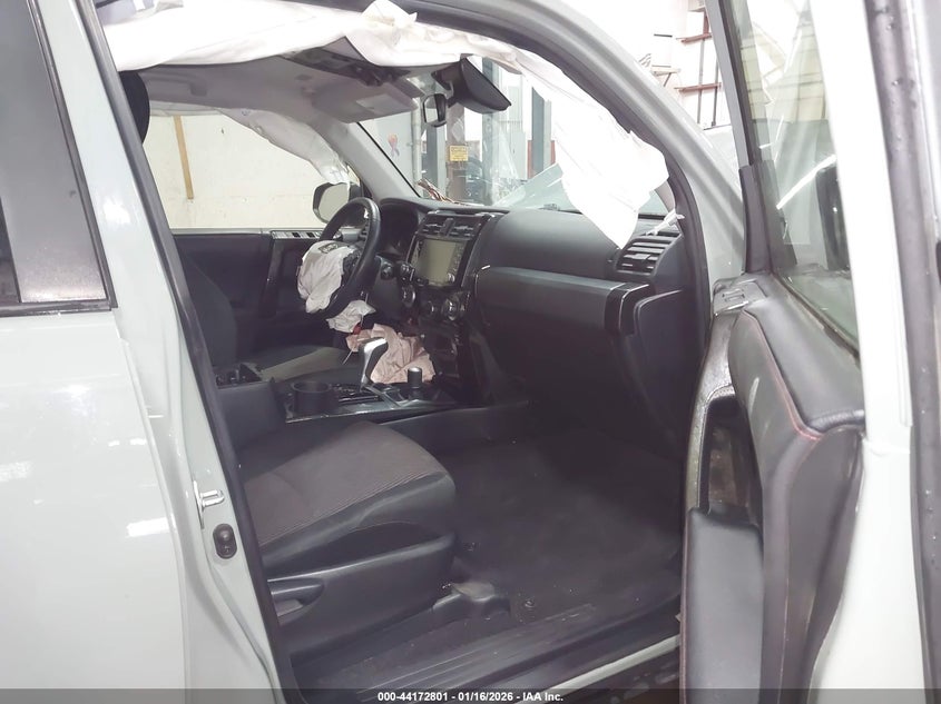 2022 Toyota 4runner VIN JTEPU5JR0N6083314 IAAI salvage auction — FRONT END, Salvage Title, sold $11,300 on 2026-08-21 (photo 5)