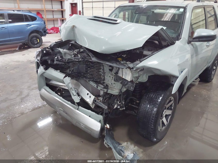 2022 Toyota 4runner VIN JTEPU5JR0N6083314 IAAI salvage auction — FRONT END, Salvage Title, sold $11,300 on 2026-08-21 (photo 6)