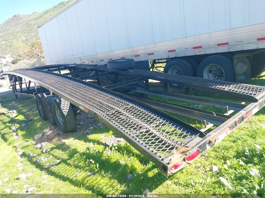 2017 Kaufman trailers 50ft VIN 5SHFW5033HB001227 IAAI salvage auction — REAR END, Salvage (California), sold $1,550 on 2026-07-28 (photo 3)