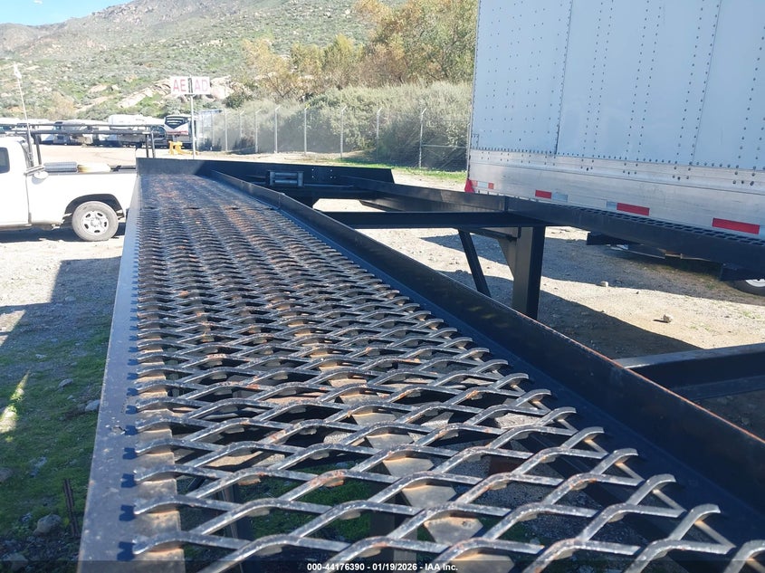 2017 Kaufman trailers 50ft VIN 5SHFW5033HB001227 IAAI salvage auction — REAR END, Salvage (California), sold $1,550 on 2026-07-28 (photo 5)