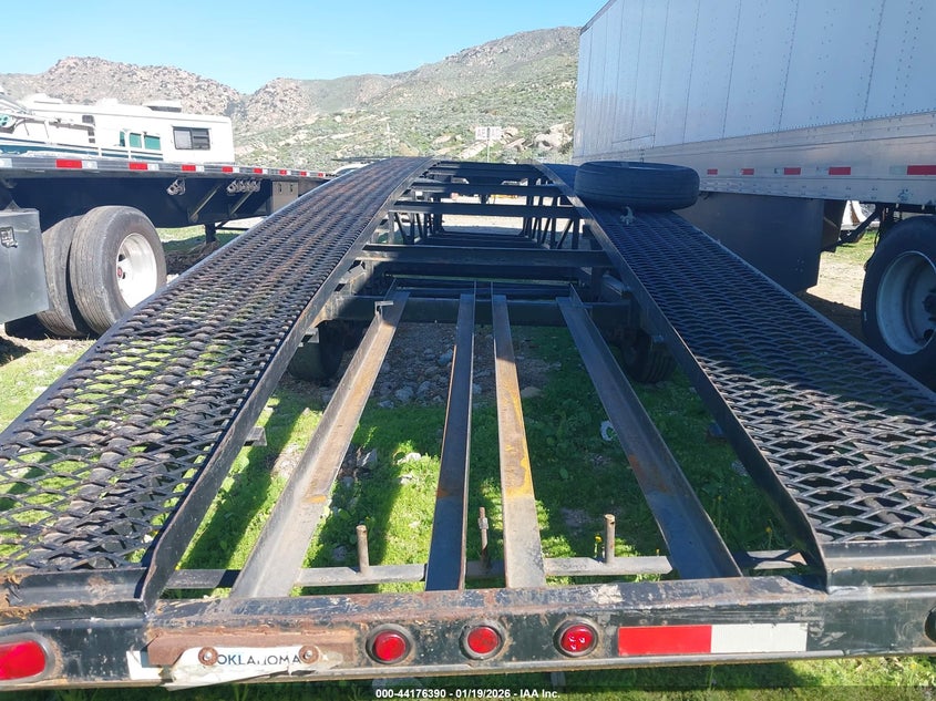 2017 Kaufman trailers 50ft VIN 5SHFW5033HB001227 IAAI salvage auction — REAR END, Salvage (California), sold $1,550 on 2026-07-28 (photo 8)