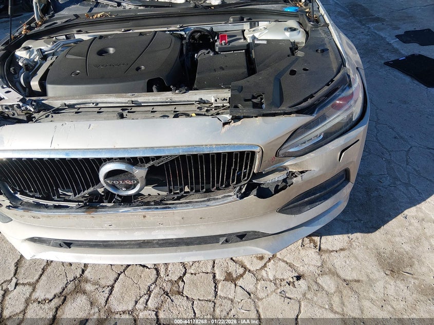 2018 Volvo S90 VIN LVY982AK9JP015402 IAAI salvage auction — FRONT & REAR, Salvage Title, sold $3,500 on 2026-08-22 (photo 6)