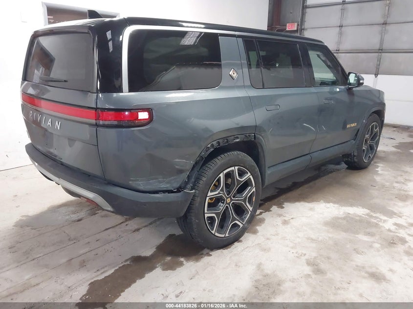 2023 Rivian R1s VIN 7PDSGABA1PN013944 IAAI salvage auction — SIDE, Salvage (Illinois), sold $21,100 on 2026-07-31 (photo 4)