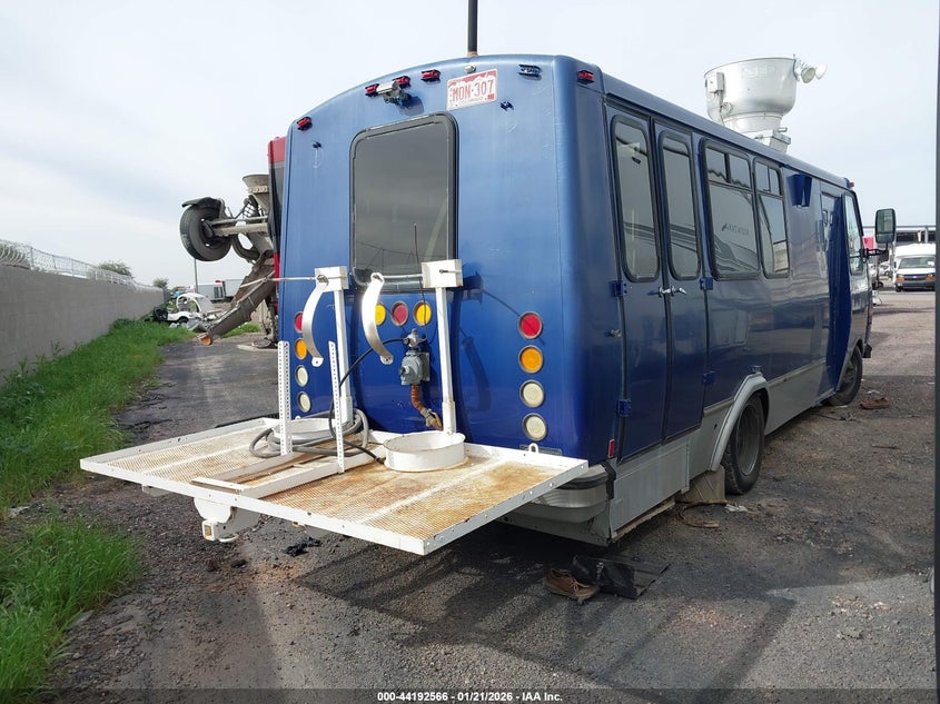 2001 Workhorse custom chassis Motorhome chassis VIN 5B4KP57G013335544 IAAI salvage auction — SIDE, Salvage (Arizona), sold $1,500 on 2026-09-16 (photo 4)