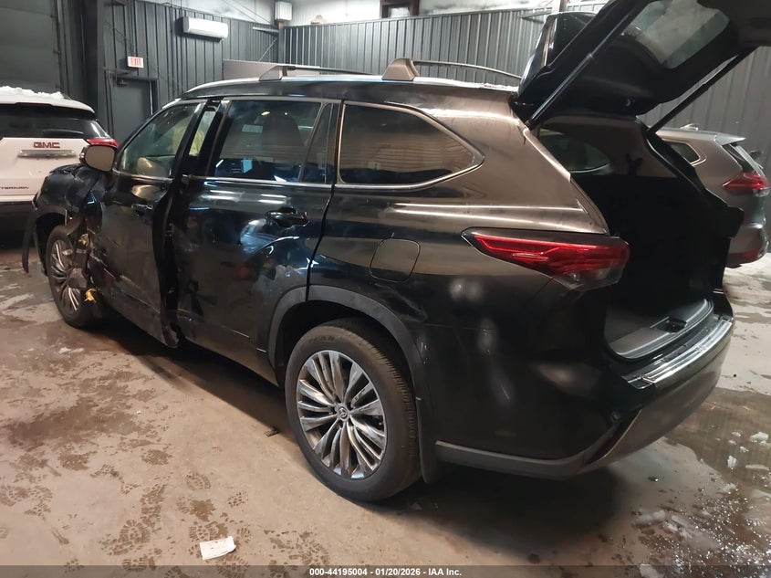 2021 Toyota Highlander VIN 5TDFZRBH3MS149447 IAAI salvage auction — SIDE, Salvage Title, sold $17,400 on 2026-08-02 (photo 3)