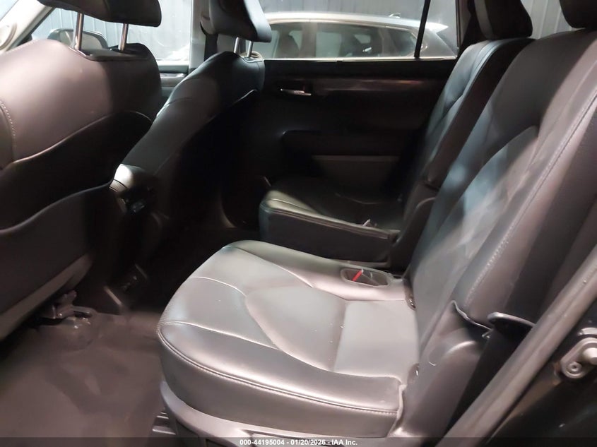 2021 Toyota Highlander VIN 5TDFZRBH3MS149447 IAAI salvage auction — SIDE, Salvage Title, sold $17,400 on 2026-08-02 (photo 8)