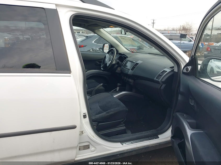 2007 Mitsubishi Outlander VIN JA4MT31X97Z004697 IAAI salvage auction — LEFT SIDE, Salvage (New Jersey), sold $675 on 2026-07-20 (photo 5)