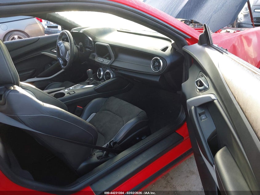 2019 Chevrolet Camaro VIN 1G1FE1R74K0153090 IAAI salvage auction — THEFT, Salvage Title, sold $8,600 on 2026-07-30 (photo 5)