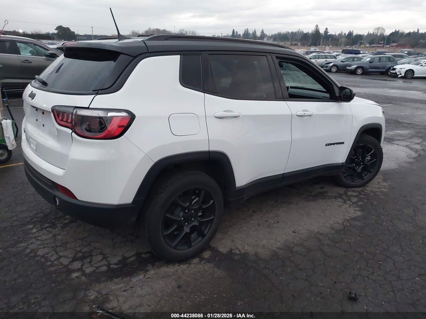 2024 Jeep Compass VIN 3C4NJDBN4RT166945 IAAI salvage auction — SIDE, Salvage (Oregon), sold $8,500 on 2026-08-27 (photo 4)