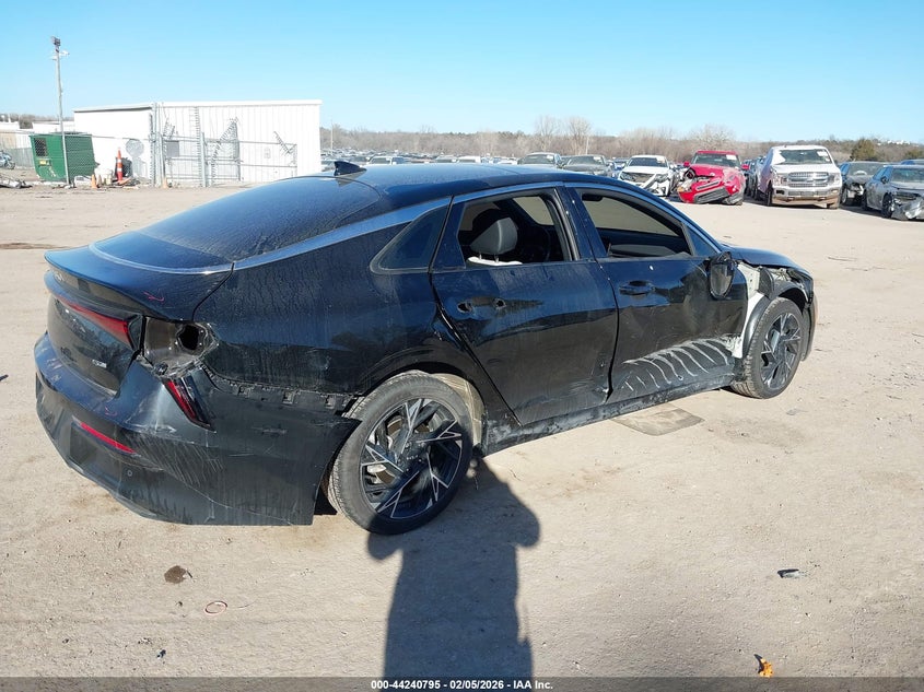 2025 Kia K5 VIN KNAG64J78S5379610 IAAI salvage auction — RIGHT SIDE, Clear (Oklahoma), sold $9,550 on 2026-07-08 (photo 4)