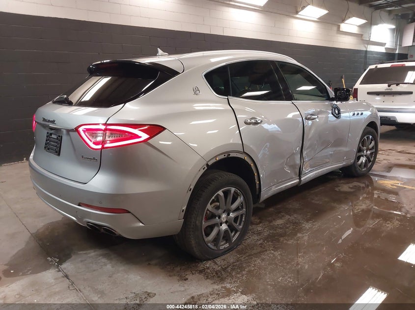 2017 Maserati Levante VIN ZN661XUL8HX257865 IAAI salvage auction — RIGHT SIDE, Salvage Title, sold $7,400 on 2026-07-14 (photo 4)