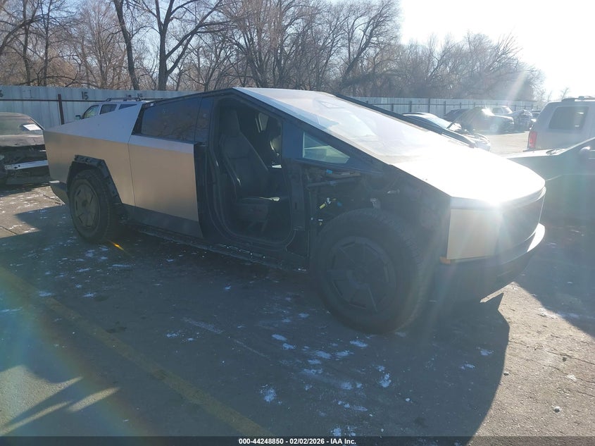 2025 Tesla Cybertruck VIN 7G2CEHEE5SA062137 IAAI salvage auction — RIGHT SIDE, Salvage Title, sold $61,500 on 2026-07-09 (photo 1)
