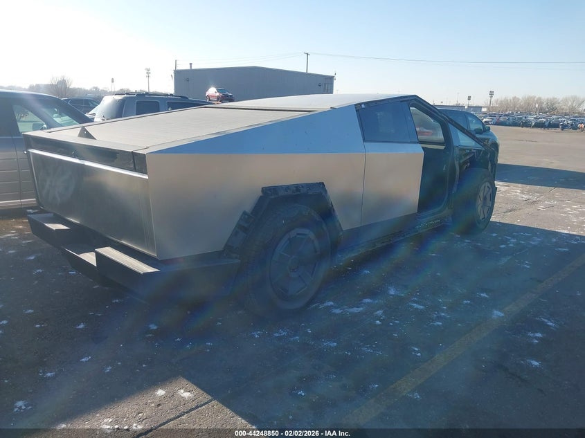 2025 Tesla Cybertruck VIN 7G2CEHEE5SA062137 IAAI salvage auction — RIGHT SIDE, Salvage Title, sold $61,500 on 2026-07-09 (photo 4)