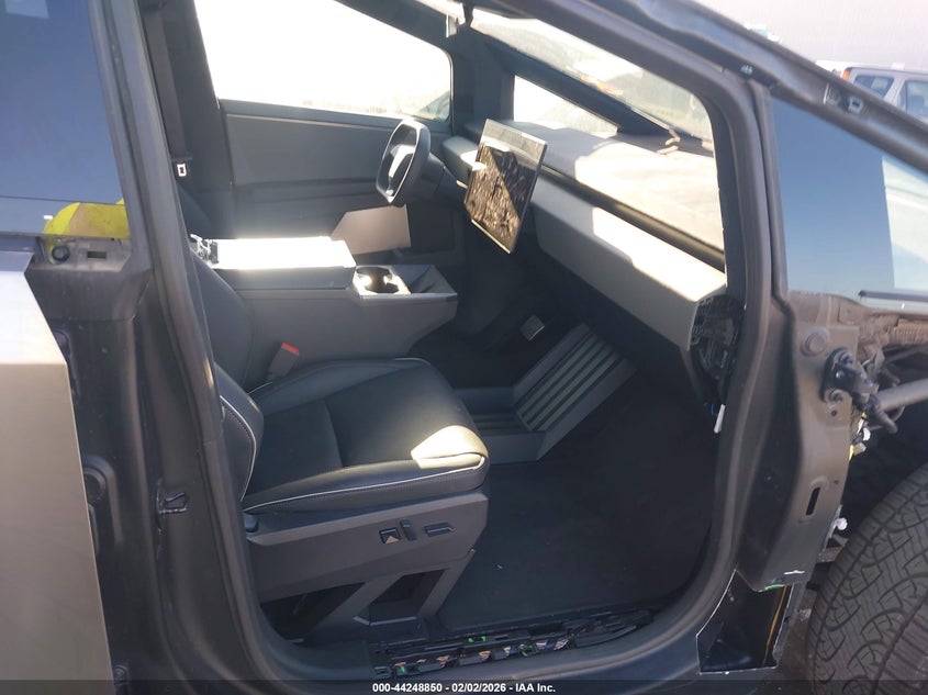 2025 Tesla Cybertruck VIN 7G2CEHEE5SA062137 IAAI salvage auction — RIGHT SIDE, Salvage Title, sold $61,500 on 2026-07-09 (photo 5)