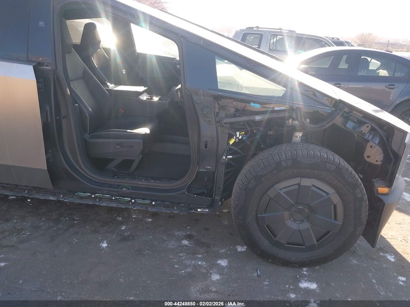 2025 Tesla Cybertruck VIN 7G2CEHEE5SA062137 IAAI salvage auction — RIGHT SIDE, Salvage Title, sold $61,500 on 2026-07-09 (photo 6)