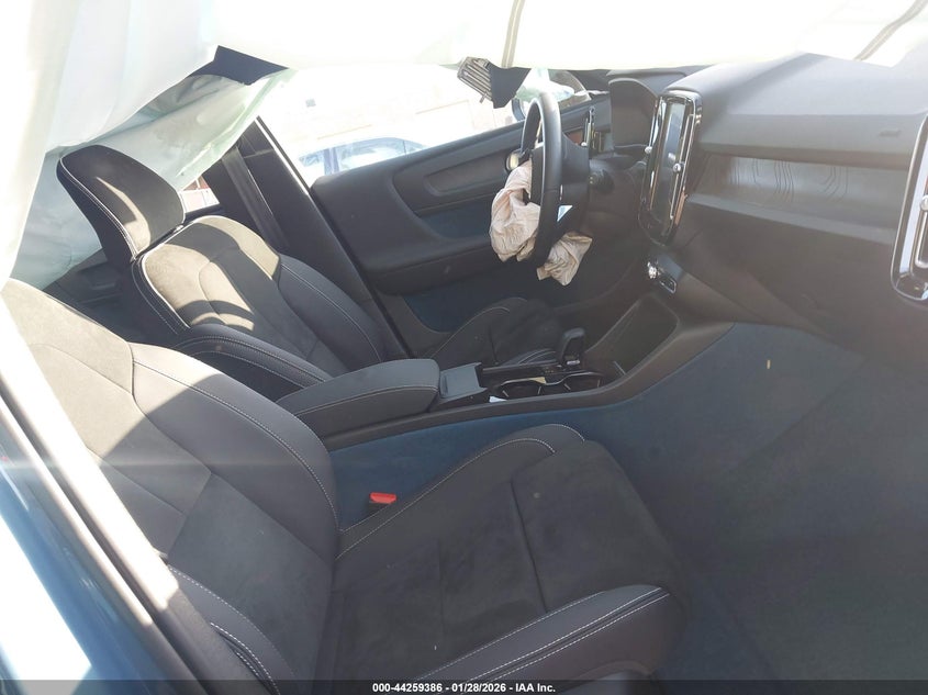 2023 Volvo Xc40 VIN YV4ED3UM4P2025617 IAAI salvage auction — REAR END, Salvage Title, sold $1,150 on 2026-07-29 (photo 5)