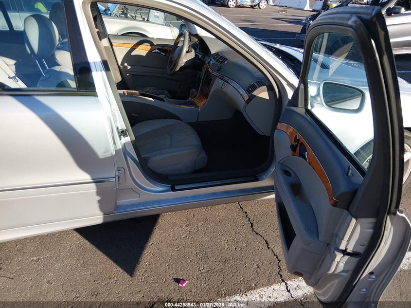 2009 Mercedes-benz E-klasse VIN WDBUF56X49B408275 IAAI salvage auction — NORMAL WEAR, Clear (Montana), sold $100 on 2026-07-17 (photo 5)