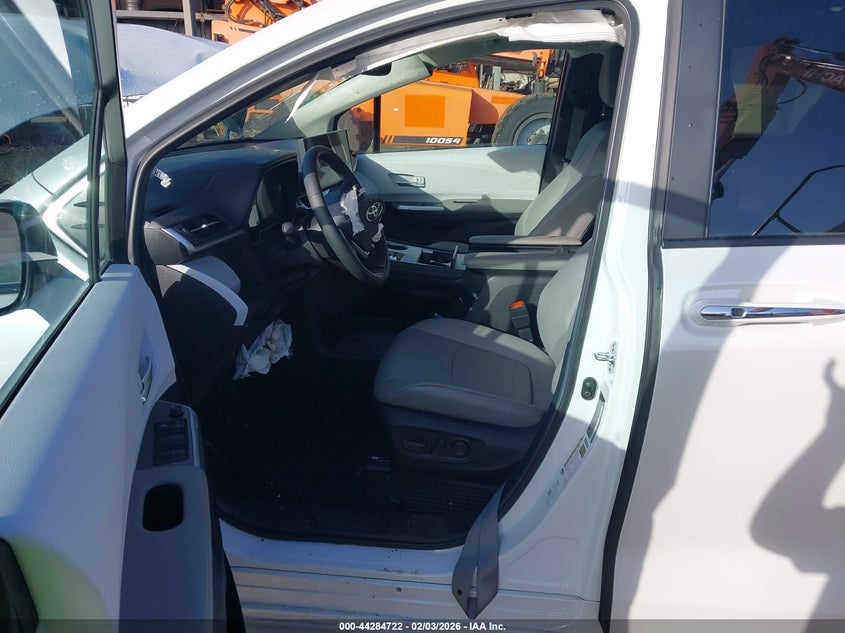 2025 Toyota Sienna VIN 5TDYRKECXSS235836 IAAI salvage auction — FRONT END, Salvage (Hawaii), sold $12,975 on 2026-07-28 (photo 5)