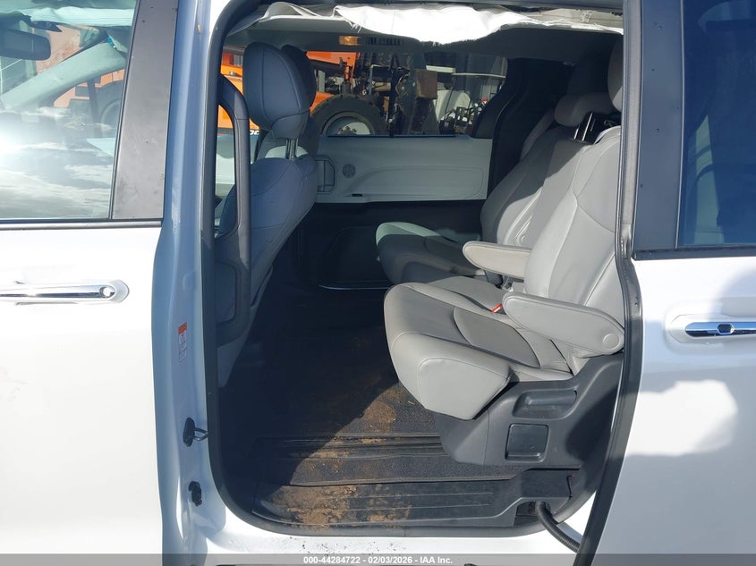 2025 Toyota Sienna VIN 5TDYRKECXSS235836 IAAI salvage auction — FRONT END, Salvage (Hawaii), sold $12,975 on 2026-07-28 (photo 8)