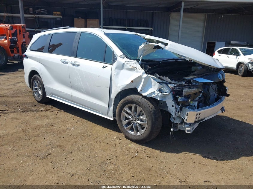 2025 Toyota Sienna VIN 5TDYRKECXSS235836 IAAI salvage auction — FRONT END, Salvage (Hawaii), sold $12,975 on 2026-07-28 (photo 1)