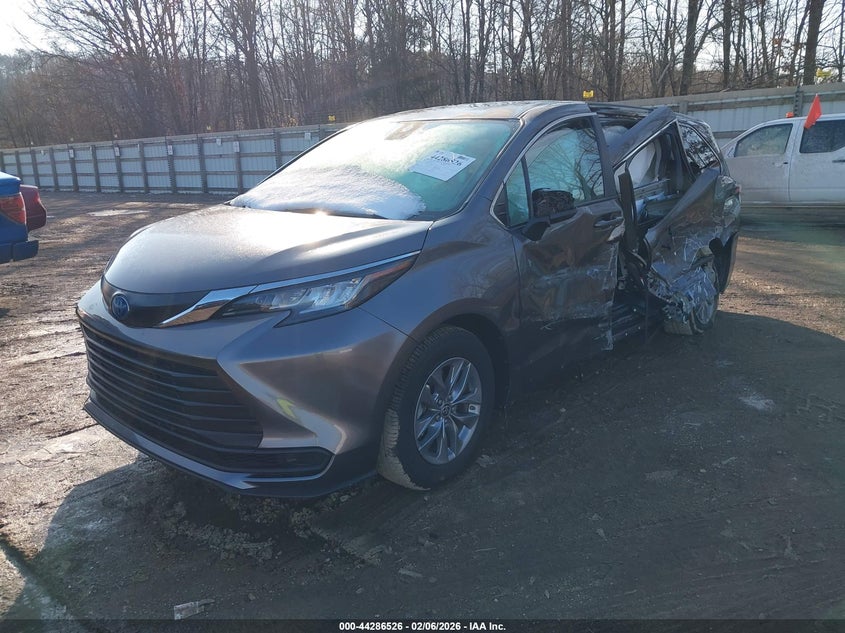 2023 Toyota Sienna VIN 5TDKRKEC2PS174740 IAAI salvage auction — LEFT SIDE, Salvage Title, sold $12,325 on 2026-07-15 (photo 2)