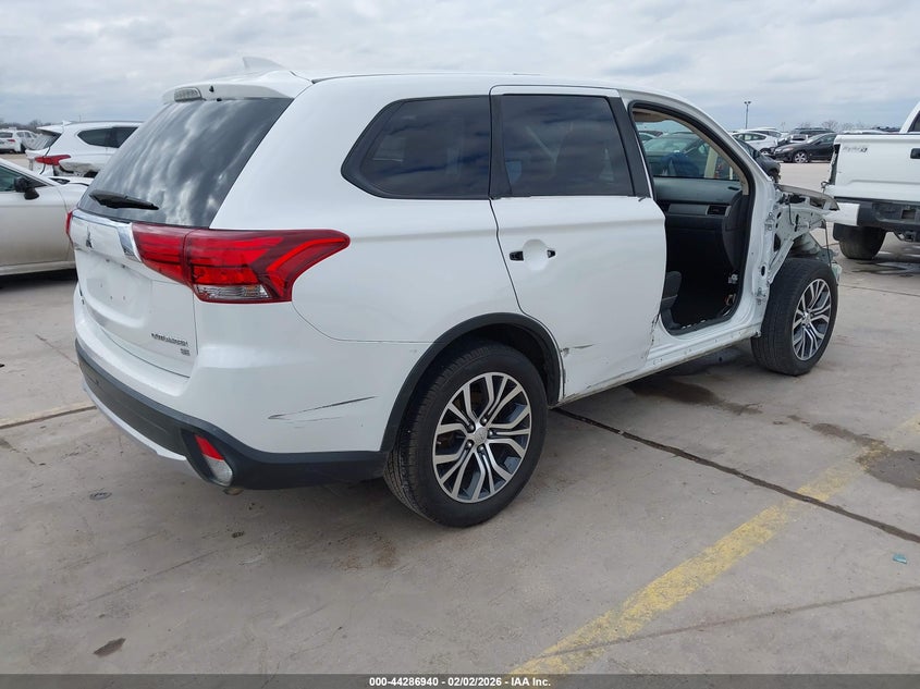 2017 Mitsubishi Outlander VIN JA4AD3A30HZ028840 IAAI salvage auction — SIDE, Salvage Title, sold $2,100 on 2026-08-24 (photo 4)