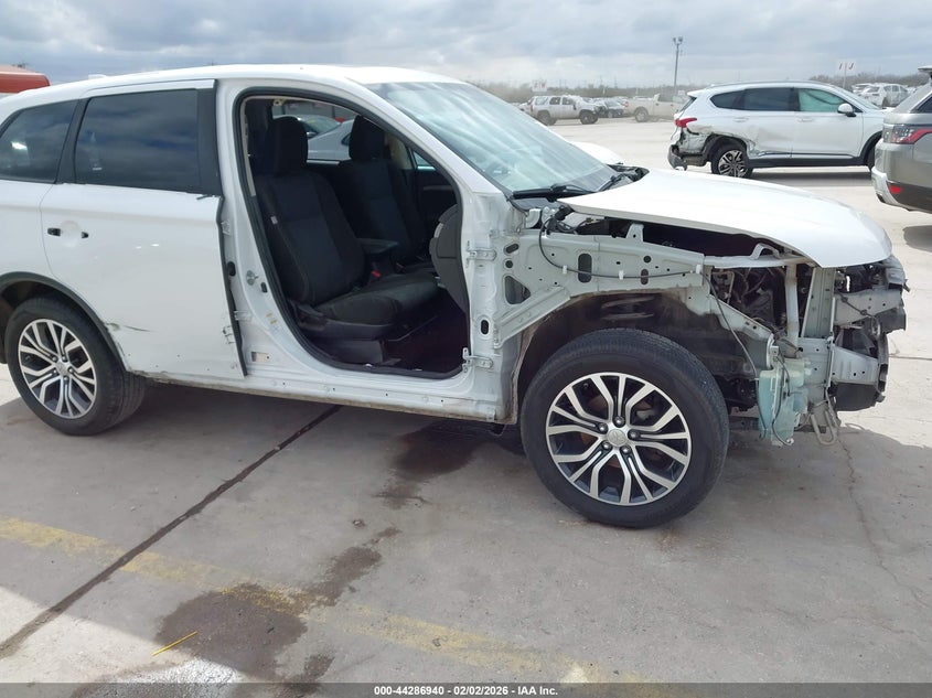 2017 Mitsubishi Outlander VIN JA4AD3A30HZ028840 IAAI salvage auction — SIDE, Salvage Title, sold $2,100 on 2026-08-24 (photo 6)