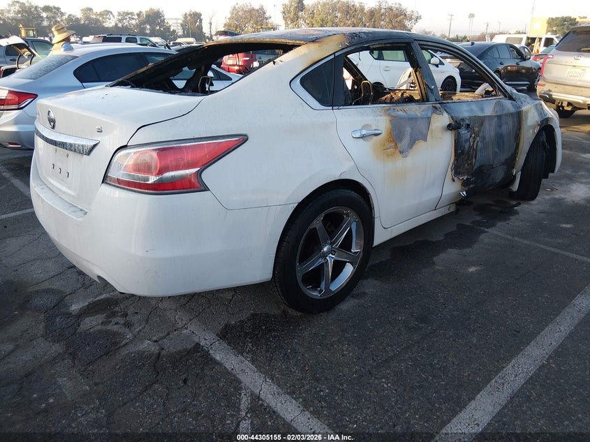 2015 Nissan Altima VIN 1N4AL3AP5FC220210 IAAI salvage auction — ENGINE BURN, Salvage Title, sold $175 on 2026-07-09 (photo 4)