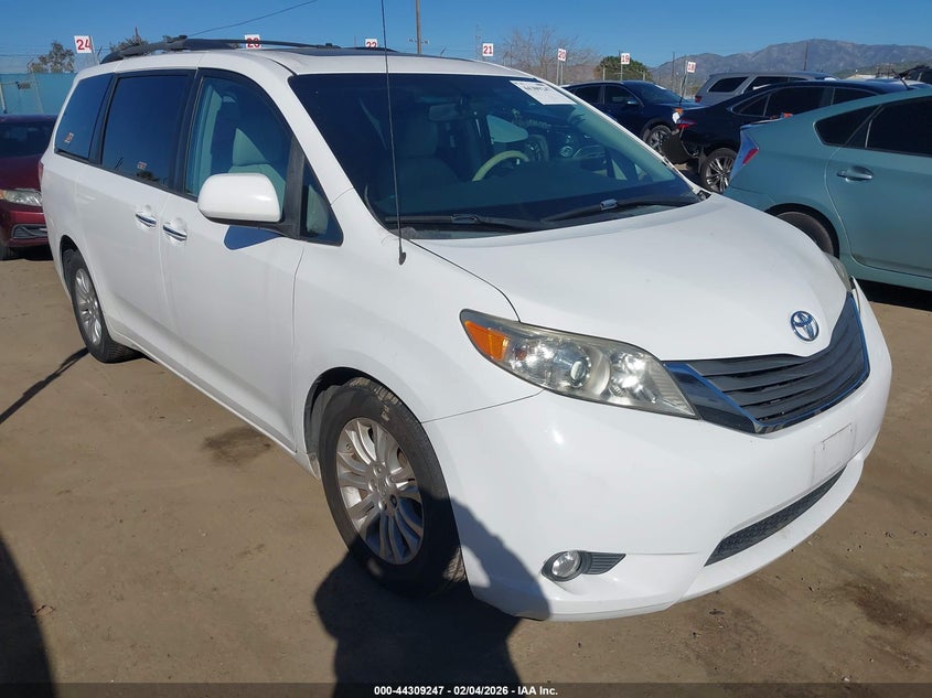 2013 Toyota Sienna VIN 5TDYK3DCXDS364741 IAAI salvage auction — LEFT SIDE, Salvage Title, sold $3,250 on 2026-07-15 (photo 1)