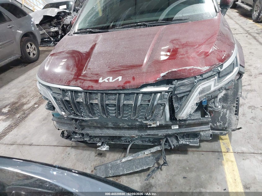 2024 Kia Carnival VIN KNDNB4H38R6323020 IAAI salvage auction — FRONT & REAR, Salvage Title, sold $6,300 on 2026-07-30 (photo 6)