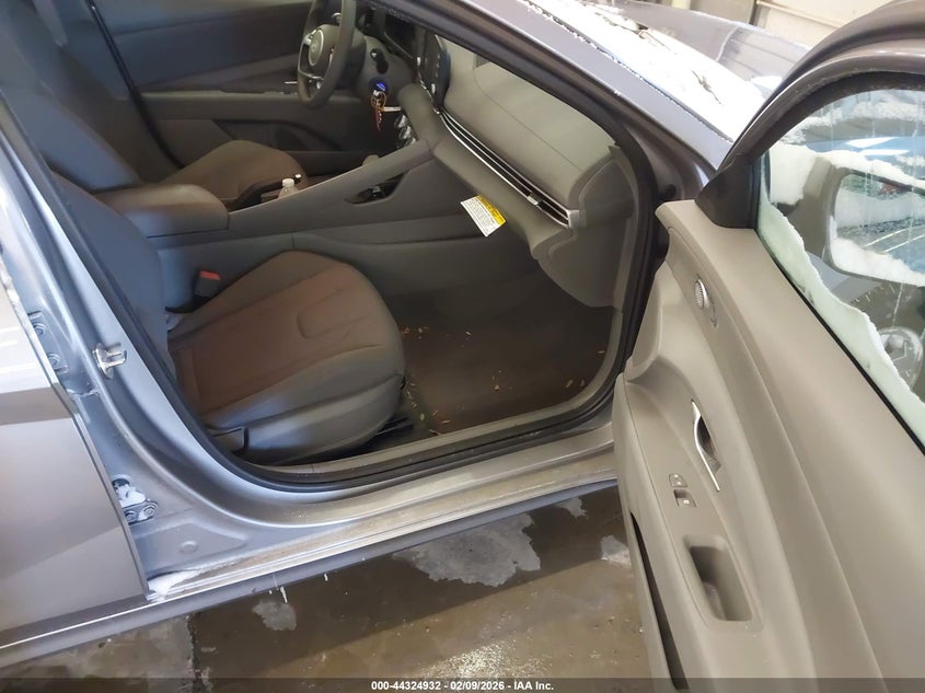 2025 Hyundai Elantra VIN KMHLL4DG6SU076901 IAAI salvage auction — FRONT END, Salvage Title, sold $5,200 on 2026-08-26 (photo 5)