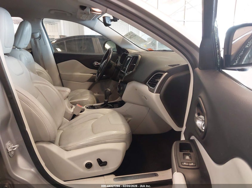 2019 Jeep Cherokee VIN 1C4PJLDB5KD111793 IAAI salvage auction — SIDE, Salvage Title, sold $2,900 on 2026-07-17 (photo 5)