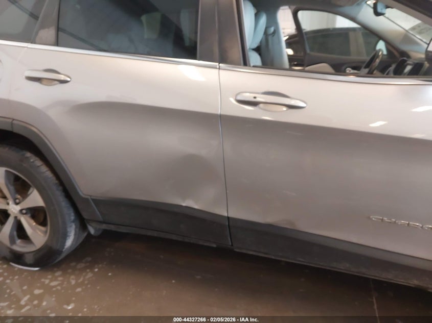 2019 Jeep Cherokee VIN 1C4PJLDB5KD111793 IAAI salvage auction — SIDE, Salvage Title, sold $2,900 on 2026-07-17 (photo 6)
