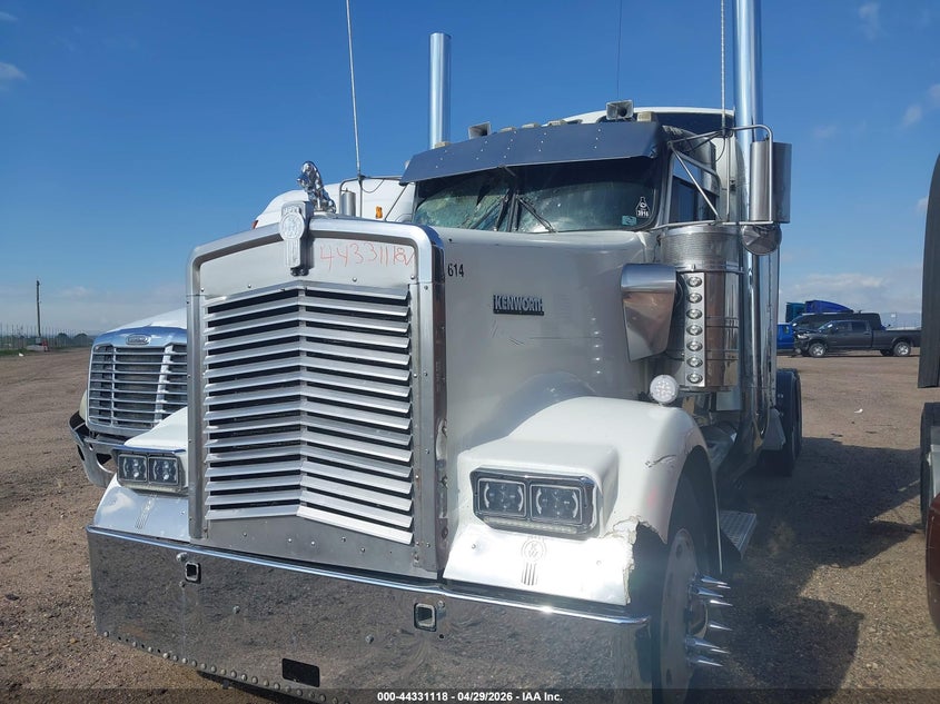 1999 Kenworth Construction VIN 1XKWD69X3XR821282 — IAAI salvage auction photo