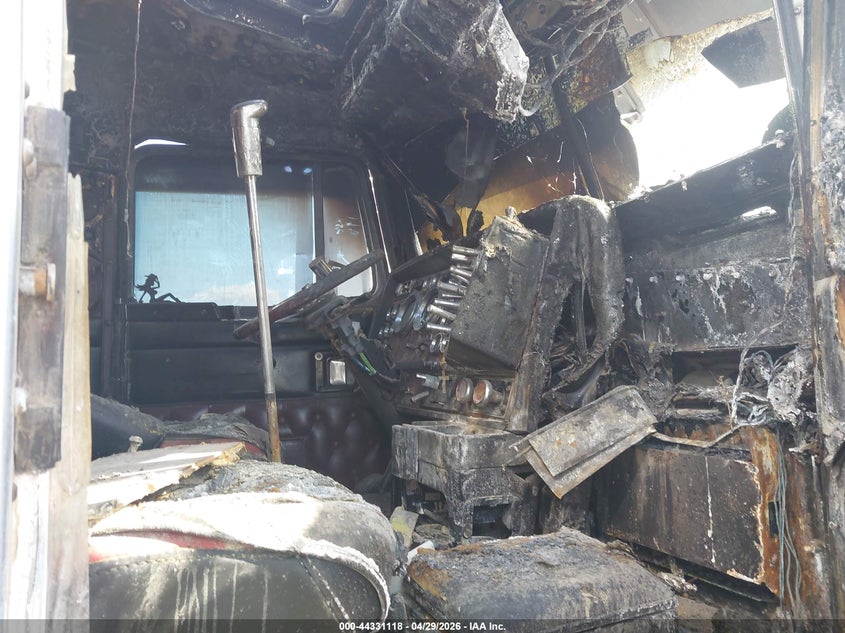 1999 Kenworth Construction VIN 1XKWD69X3XR821282 IAAI salvage auction — Burn Interior, Salvage (Colorado), sold $5,900 on 2026-08-26 (photo 7)