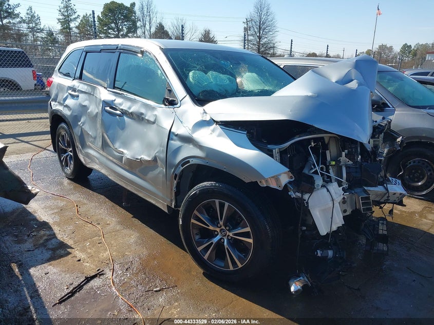 2017 Toyota Highlander VIN 5TDBZRFHXHS357730 IAAI salvage auction — FRONT END, Salvage (North Carolina), sold $2,950 on 2026-07-06 (photo 1)