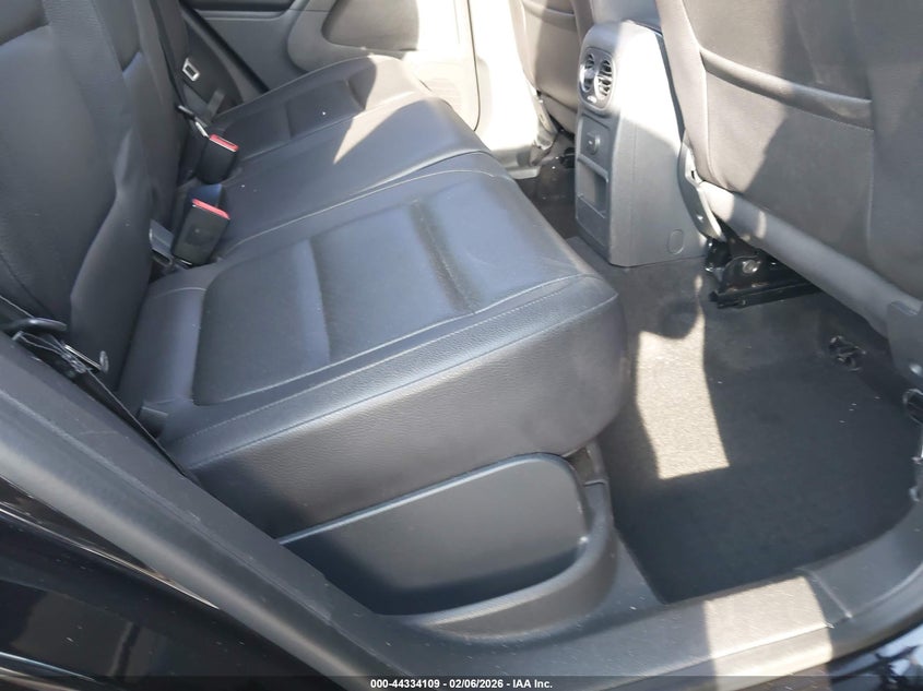 2016 Volkswagen Tiguan VIN WVGAV7AX5GW520045 IAAI salvage auction — FRONT END, Rebuildable (Florida), sold $325 on 2026-08-03 (photo 8)