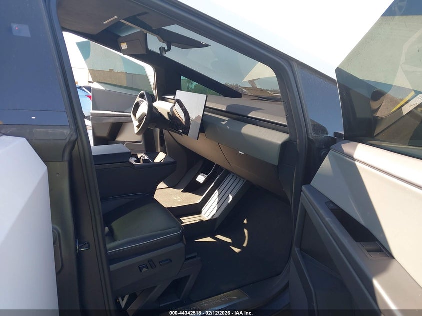 2025 Tesla Cybertruck VIN 7G2CEHED7SA074376 IAAI salvage auction — LEFT FRONT, Salvage Title, sold $40,700 on 2026-08-20 (photo 5)