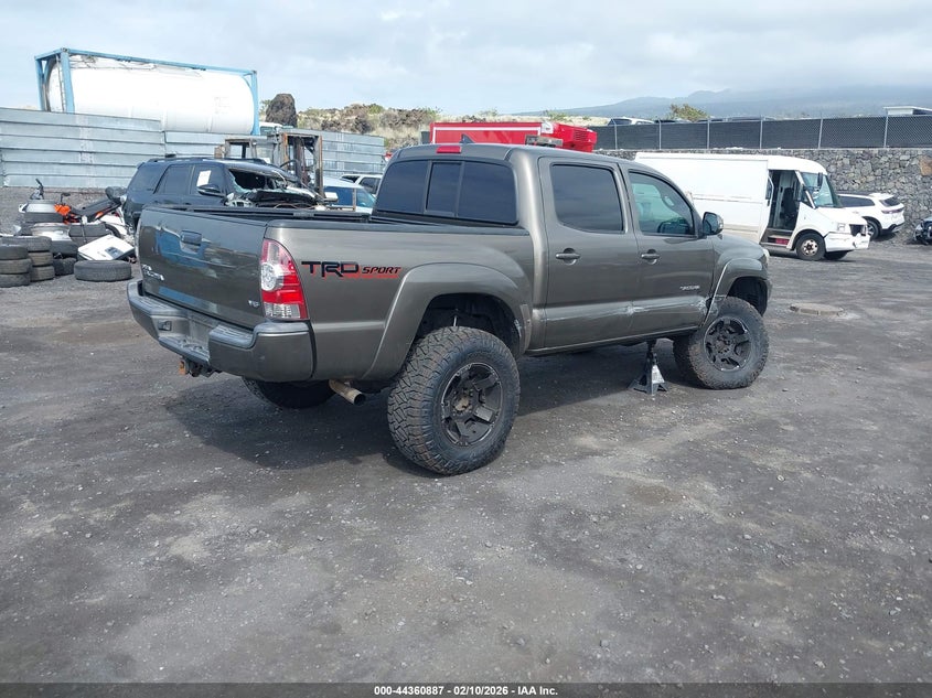 2015 Toyota Tacoma VIN 5TFLU4EN7FX135649 IAAI salvage auction — RIGHT SIDE, Clear (Hawaii), sold $8,275 on 2026-07-28 (photo 4)