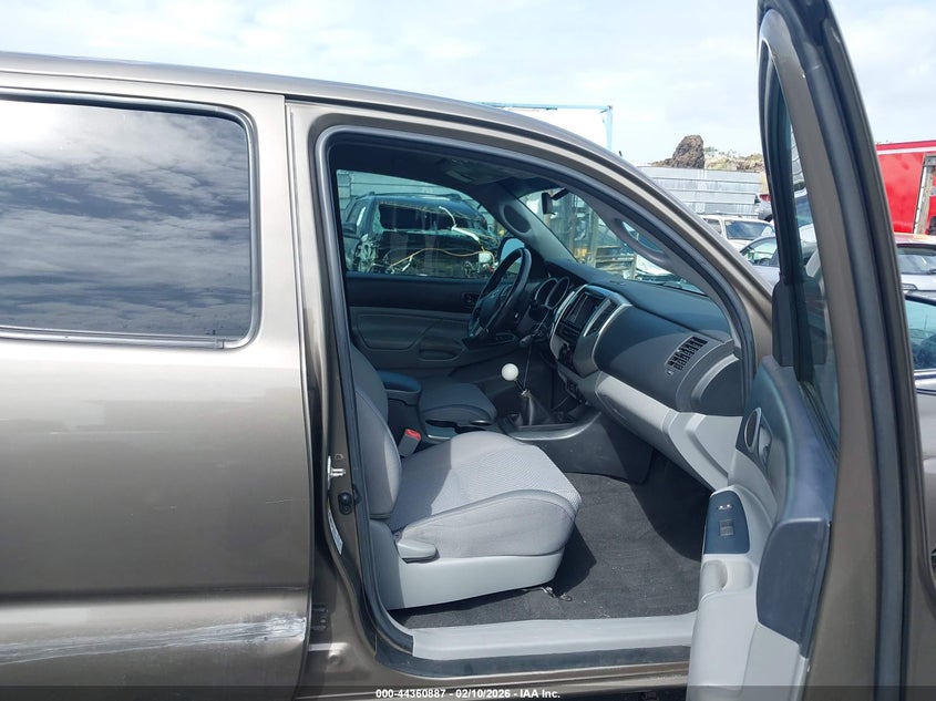2015 Toyota Tacoma VIN 5TFLU4EN7FX135649 IAAI salvage auction — RIGHT SIDE, Clear (Hawaii), sold $8,275 on 2026-07-28 (photo 5)